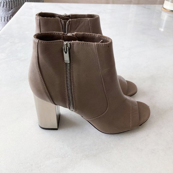 Vince tan / taupe / clay leather ankle boots / booties with chunky heel open toe - Picture 2 of 11